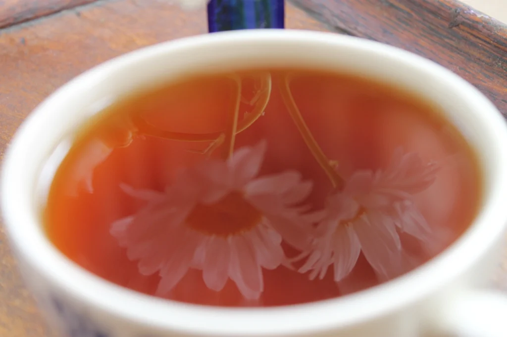 ahmad tea reflection of daisies