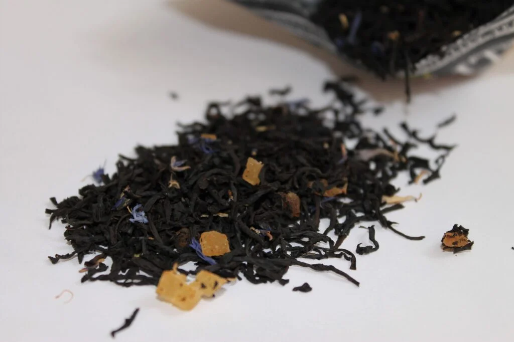bop1 ceylon black tea with pineapple and cornflower petals