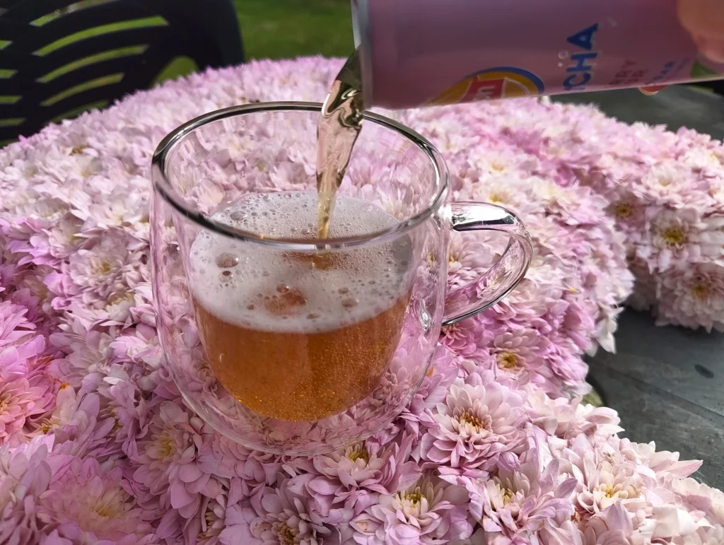 pouring carbonated kombucha